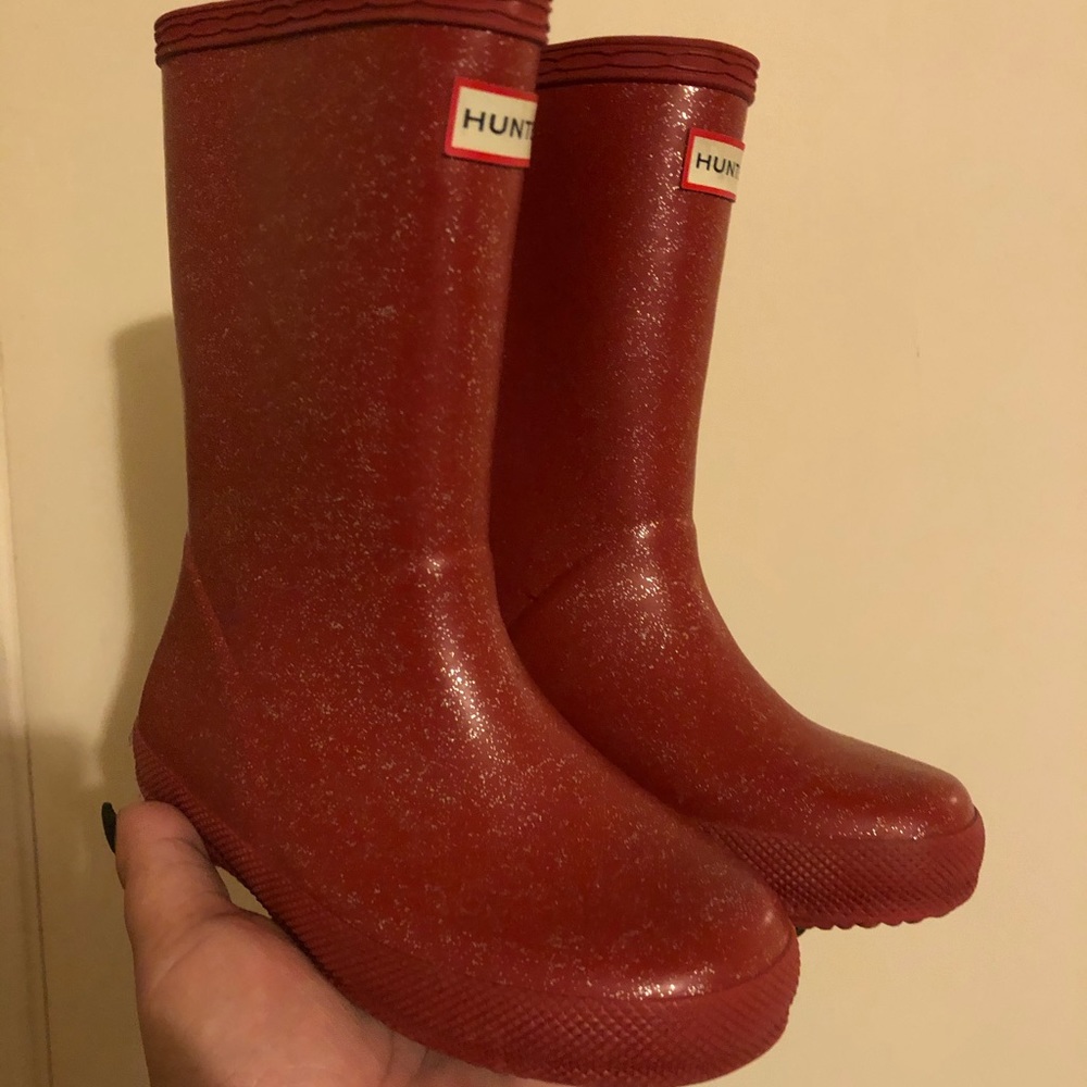 Red glitter hunters